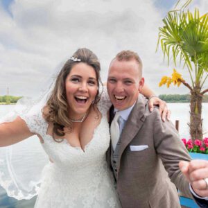Bruidspaar Pim en Gladys juichen van geluk op de steiger bij Paviljoen het Buitenhuis, Ewijk.