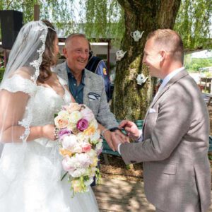 Vader geeft zijn dochter weg