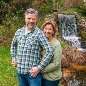 familiefoto bij waterval, rozendaal-Fotografie Arthur van Leeuwen