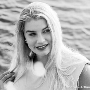 portret vrouw in tegenlicht -Fotografie Arthur van Leeuwen