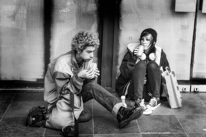 mensen eten op straat. Straatfotografie- workshop –