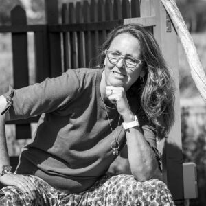 portret vrouw op trap, Limburg-Fotografie Arthur van Leeuwen