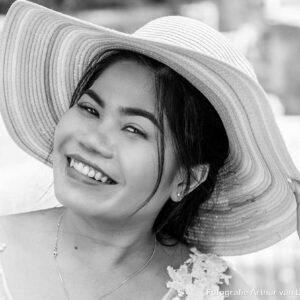 Portret-vrolijke-vrouw-met-hoed