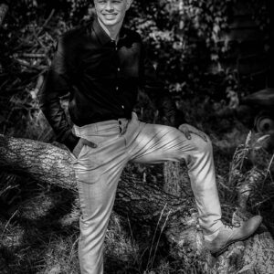 Portret man staat bij een boom te poseren-Fotografie Arthur van Leeuwen