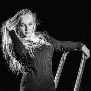 Portret van Nikki op trap-Fotografie Arthur van Leeuwen