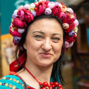 Straatportret, Oekraïense vrouw-bloemenkrans, Luik