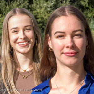 twee zussen kijken in de camera, Fotografie Arthur van Leeuwen