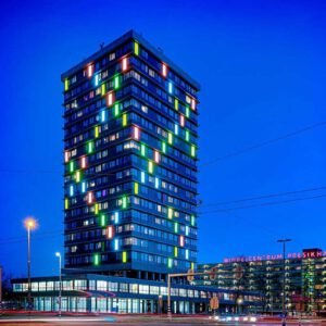 Moderne Helix toren in Arnhem – spiraalvormige architectuur en stedelijke skyline