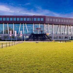 Liemers College te Zevenaar – onderwijsgebouw met grote ramen en open gevel