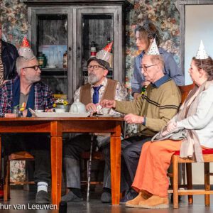 mannen-een-vrouw-zitten-aan-de-tafel