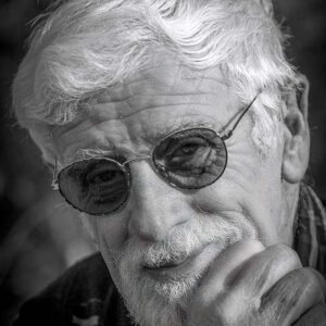 mooie zwart-witfoto, Henk kijkt in mijn Nikon D850 camera