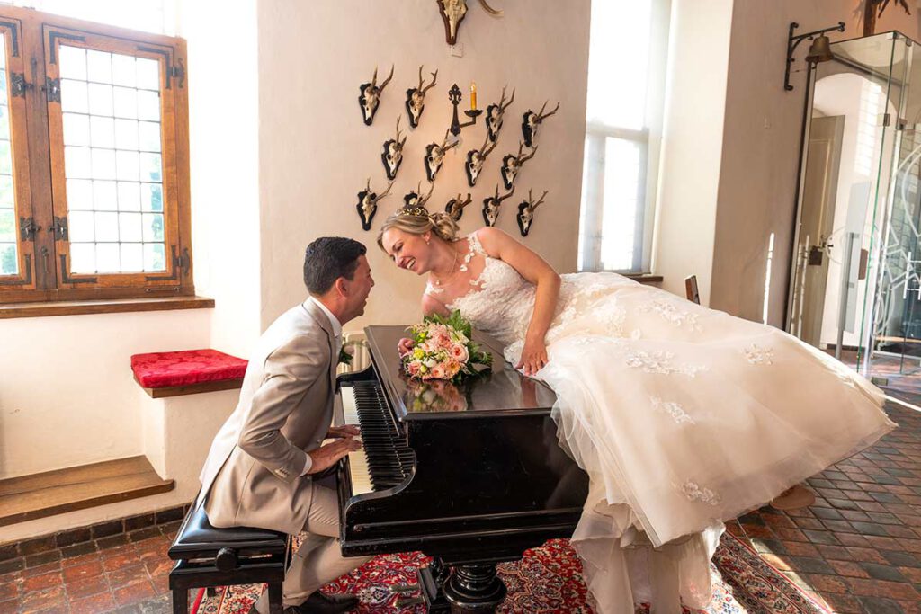 Bruidsreportage-kasteel-huisberg-'s-Heerenberg. Bruid ligt op piano