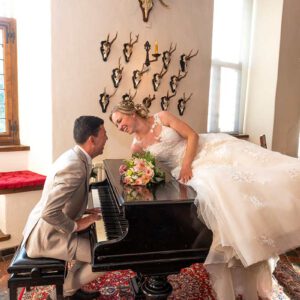 Bruidsreportage-kasteel-huisberg-'s-Heerenberg. Bruid ligt op piano