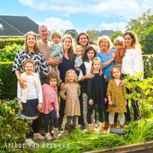 familiefoto met 15 man in de tuin, Didam