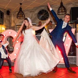 bruidspaar met zonen dansen-lathum-rutger