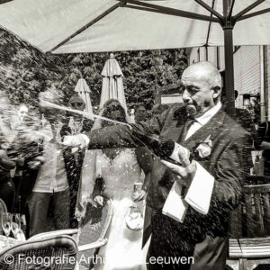 bruidegom-openen-van-fles-met-Zabel -groot-Warns-born-Arnhem - Fotografie Arthur van Leeuwen - Duiven