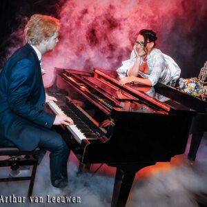 speelt piano voor haar rook op de achtergrond-zevenaar