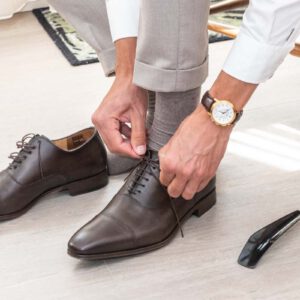 bruidsschoenen aantrekken