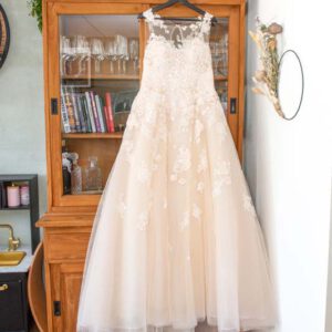 bruidsjurk hangt aan kast