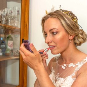 Bruid maakt haar op