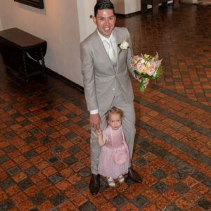 bruidegom met dochter wacht op zijn bruid