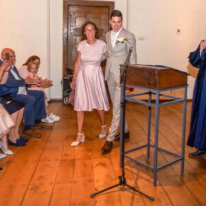 Moeder met bruidegom in trouwzaal