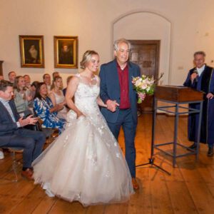 Vader brent de bruid naar bruidegom