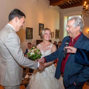 Vader geeft zijn dochter weg