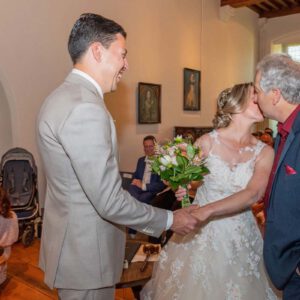 Vader geeft zijn dochter een kus