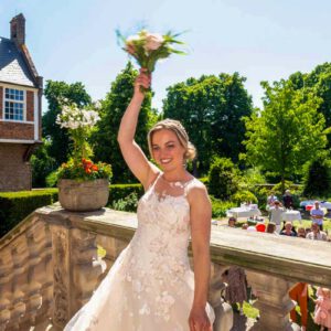 weggooien van het bruidsboeket - Fotografie Arthur van Leeuwen