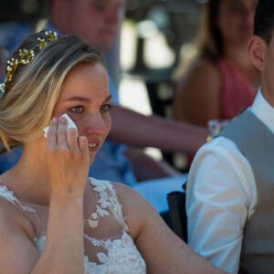 Bruid pint een traan weg - Fotografie Arthur van Leeuwen