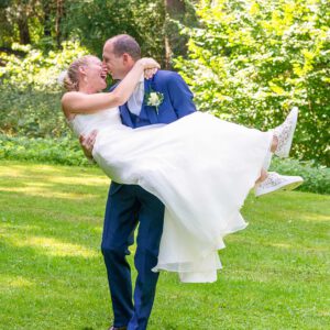 Bruidegom tilt bruid op