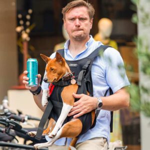 Man draagt hondje-straatfotografie