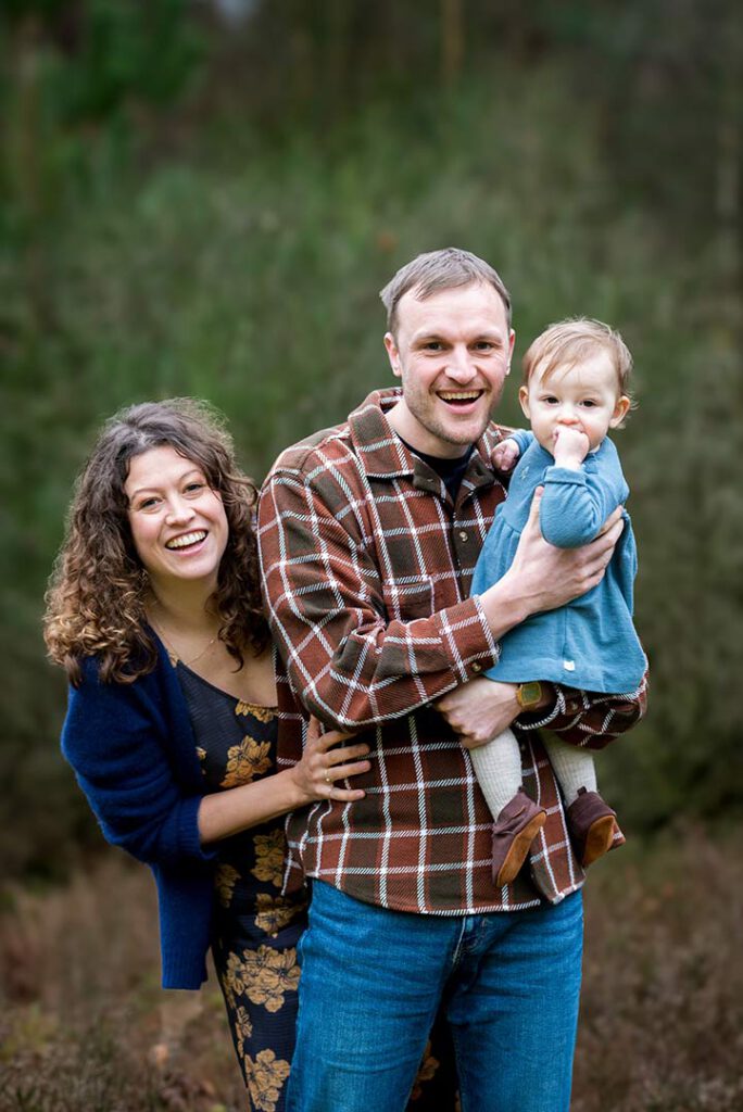 Professionele familiefoto buiten in de natuur.