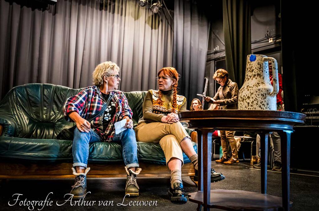 twee vrouwen op een bank - theaterfotografie