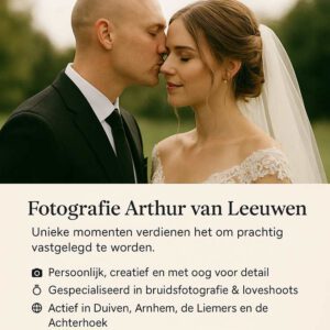 bruidsfotografie van een bruidspaar waarbij de man de vrouw op het voorhoofd kust.