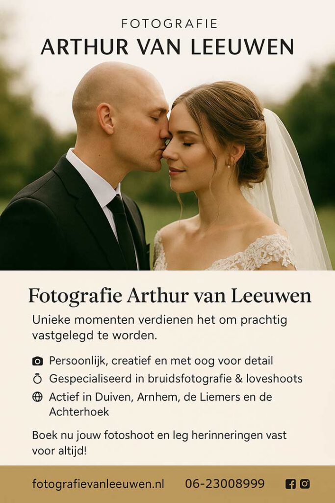 bruidsfotografie van een bruidspaar waarbij de man de vrouw op het voorhoofd kust.