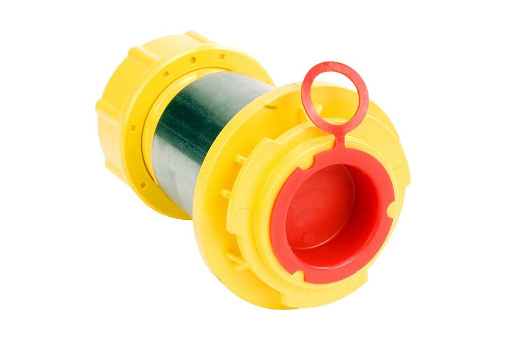 Gele en rode kunststof cilinder met metalen middenstuk op witte achtergrond