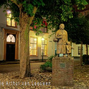 Doesburg_beeld_oma-met-kleinz_fotografie_Arthur_van_Leeuwen