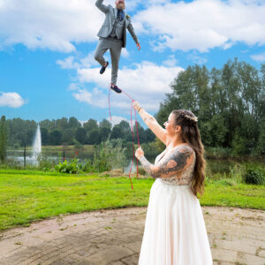 Unieke en creatieve trouwfoto met een speels perspectief, kenmerkend voor de reportage-stijl van bruidsfotograaf Arthur van Leeuwen.