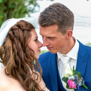 Bruidsfoto van een verliefd bruidspaar dat elkaar intiem aankijkt tijdens hun trouwdag, vastgelegd door bruidsfotograaf Arthur van Leeuwen in Gelderland.